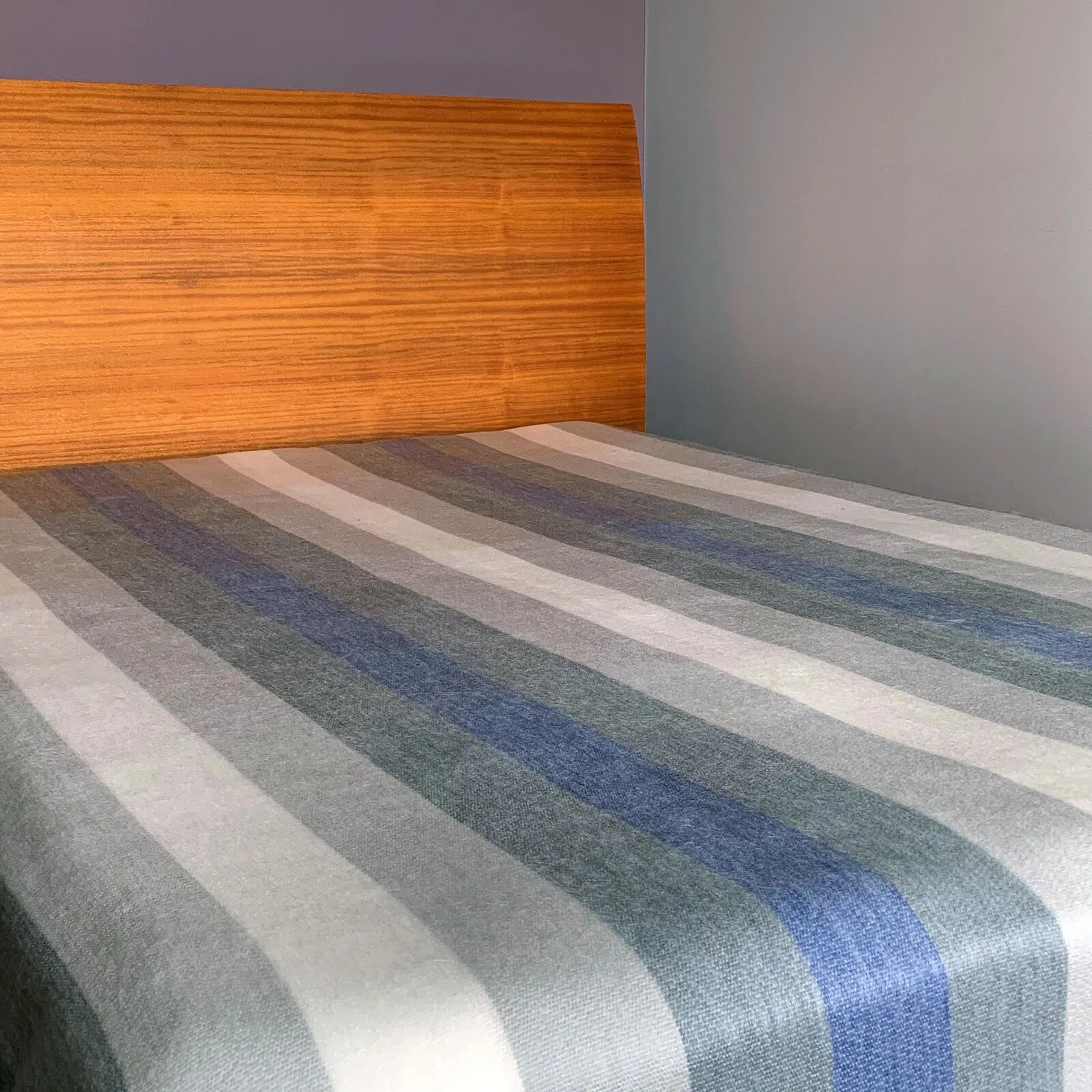 Poguios - Baby Alpaca Wool Throw Blanket / Sofa Cover - Queen 90" x 65" - thick stripes pattern white/blue/gray